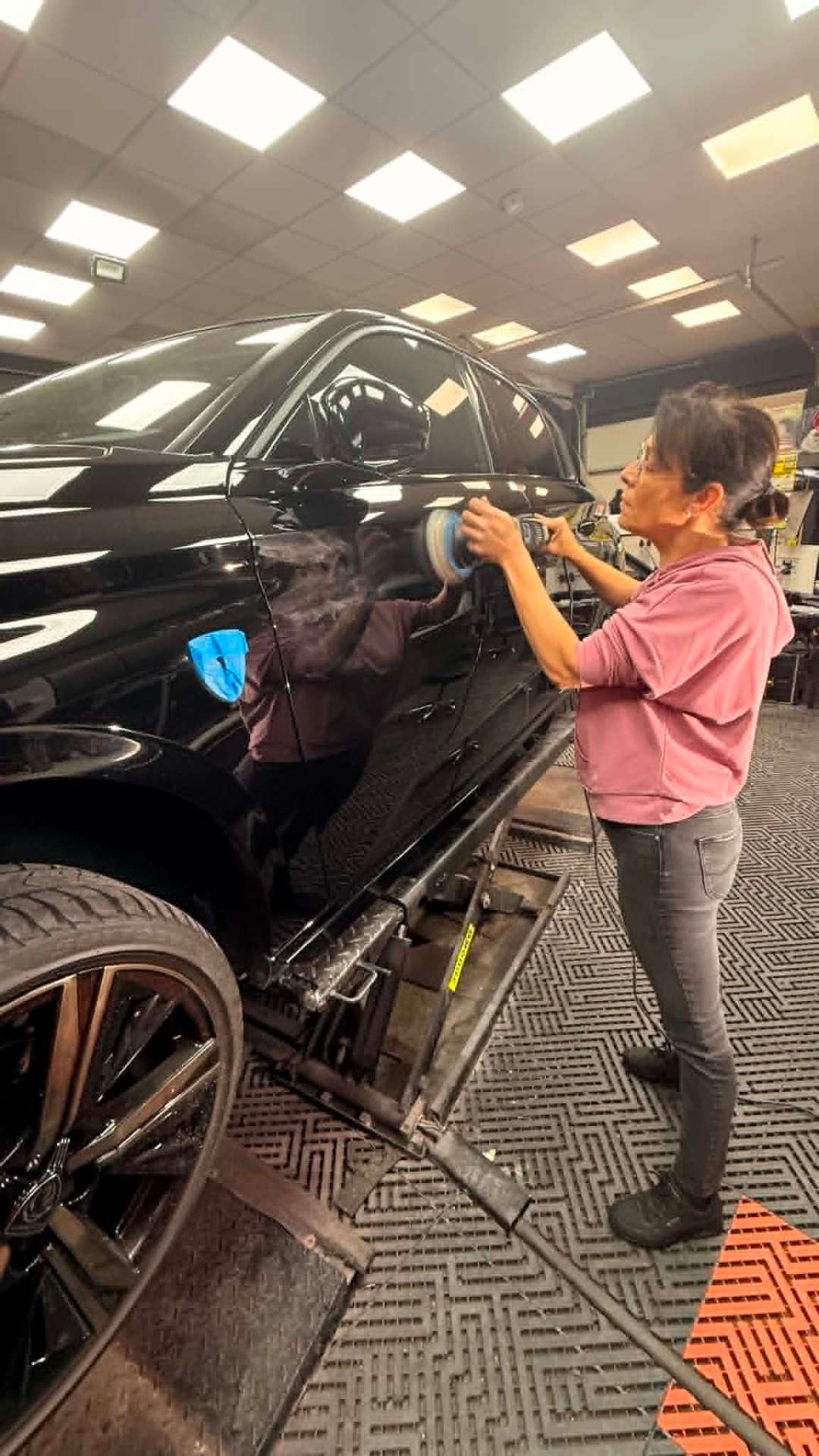 Stagiaire Magali en polissage SUV noir avec polisseuse formation Detailing Niveau 3 reconversion