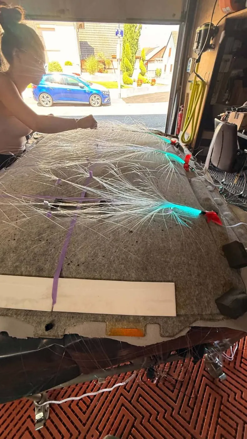 Faisceaux de fibres allumés en vert, raccordés au générateur