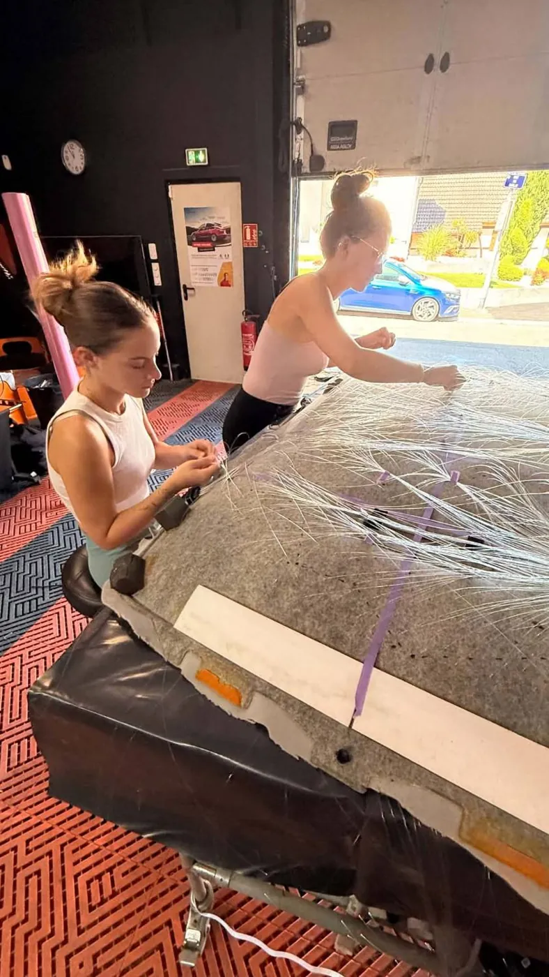 Deux techniciennes BIIIIG passent les fibres optiques dans le ciel de toit