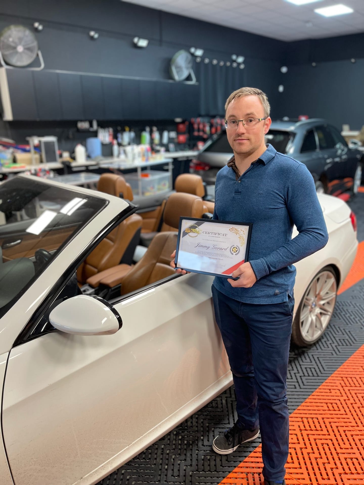 Stagiaire formation rénovation cuir avec diplôme