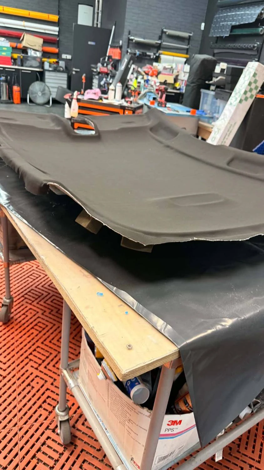 Ciel de toit retendu avec un tissu neuf à l'atelier BIIIIG